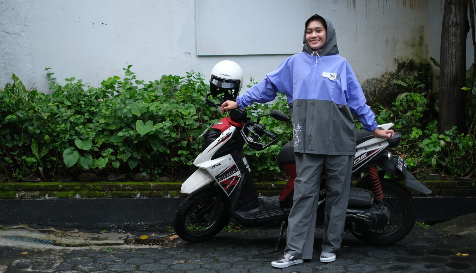 Jas Hujan Spin bersanding dengan motor