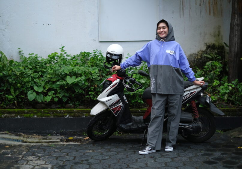Jas Hujan Spin bersanding dengan motor