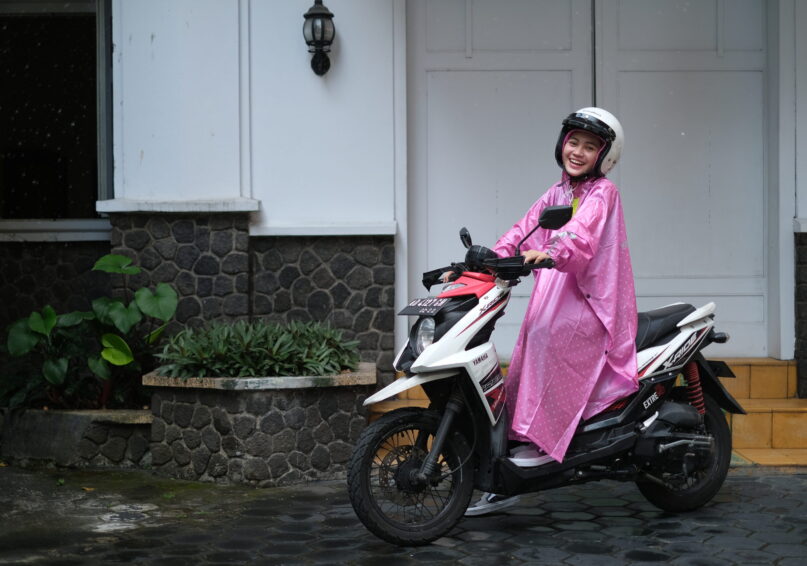 jas hujan ponco spin pink